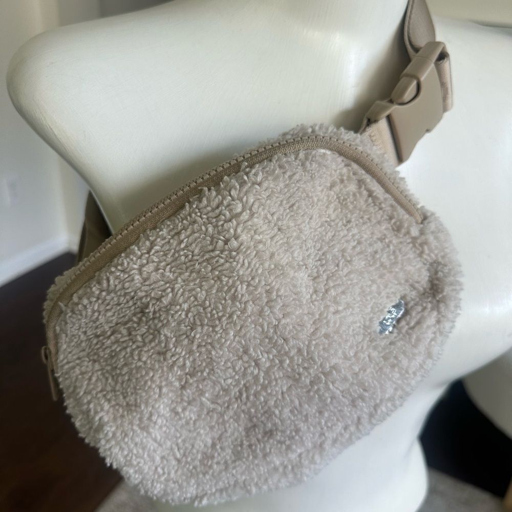 Lole’ Sherpa Belt Bag (cream)